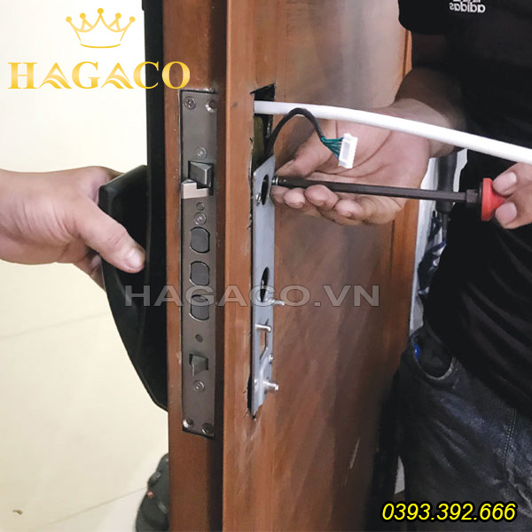 Lắp khóa vân tay cho cửa gỗ tại Hà Nội